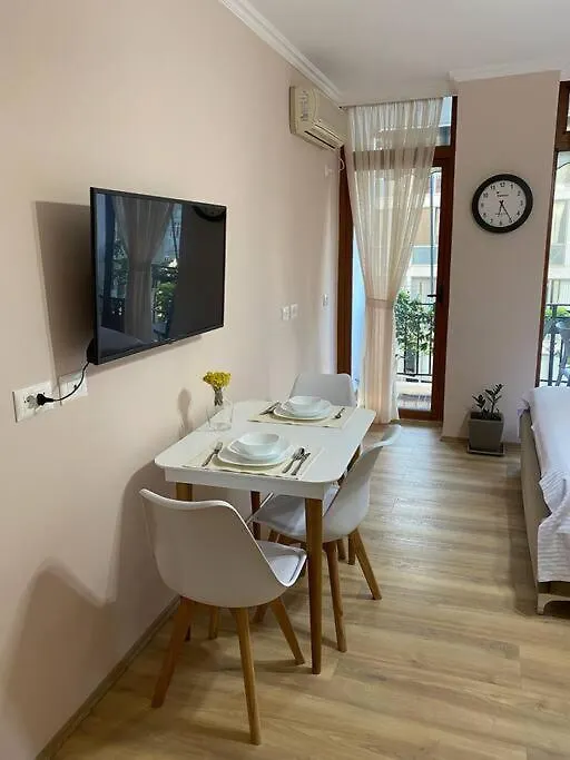 Mimosa'S Apartment With Lovely Balcony Tirana Albania